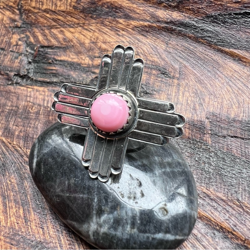 925 Sterling Silver & Pink Conch Zia Ring Size 7 • Southwestern • - Picture 3 of 12